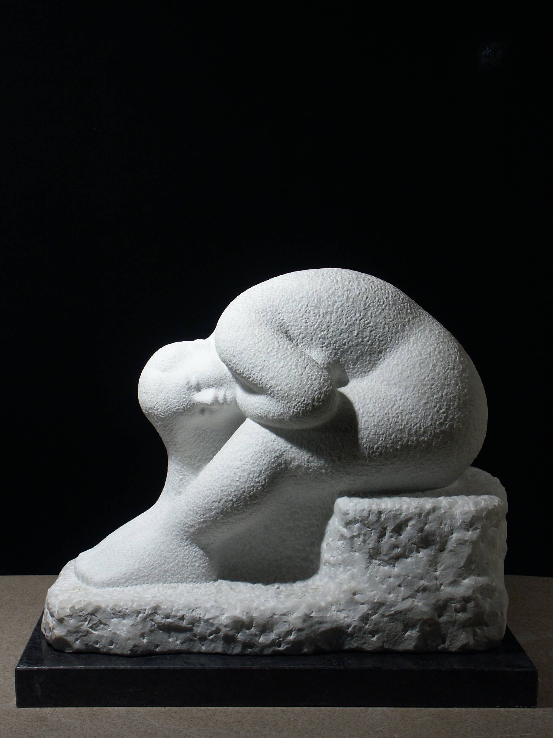 생각하면 모두 아픈 나날들-7 · 대리석 · 43x53x31cm · 1995 · 고정수 · (이미지출처 = 양평군립미술관)