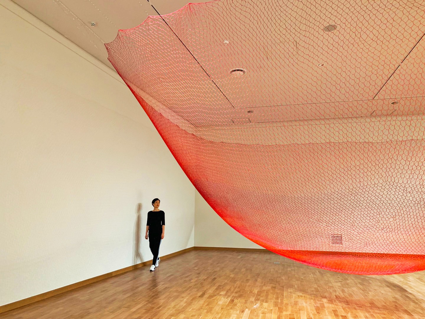 …where… (부산현대미술관 설치전경) · 실 · 900×900×400cm · 2019 · 조소희 · (이미지 제공 = 비트리갤러리)