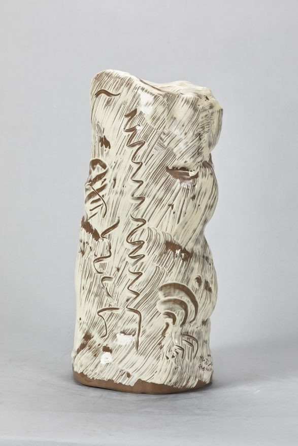 관 觀 · Red clay, white slip, slip casting, adding mud, drawing by finger · 14 × 18.5 × 44(h) cm · 1985 · Red clay, white slip, slip casting, adding mud, drawing by finger · 윤광조 · Yoon Kwang cho · (이미지출처 = 가나아트) · (Source = gana art)