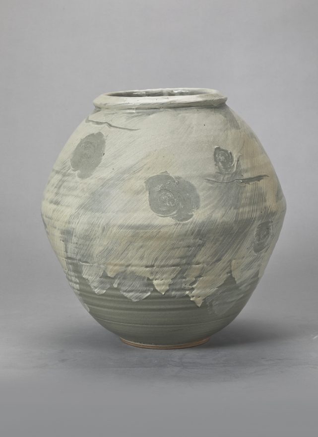정 定 · Red clay, white slip, wheel throwing, adding mud · 33 x 33 x 34(h) cm · 1983 · Red clay, white slip, wheel throwing, adding mud · 윤광조 · Yoon Kwang cho · (이미지출처 = 가나아트) · (Source = gana art)