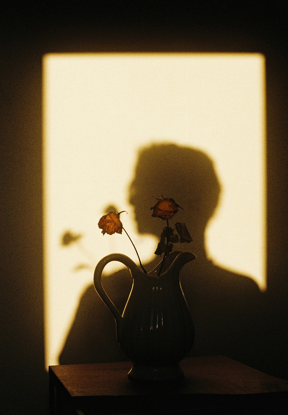 꽃은 나를 피웠네 · Pigment print on artistic rag silk 305g · 42 x 59.4 cm · 2021 · 주지훈 · (이미지제공 = 페이지룸8)