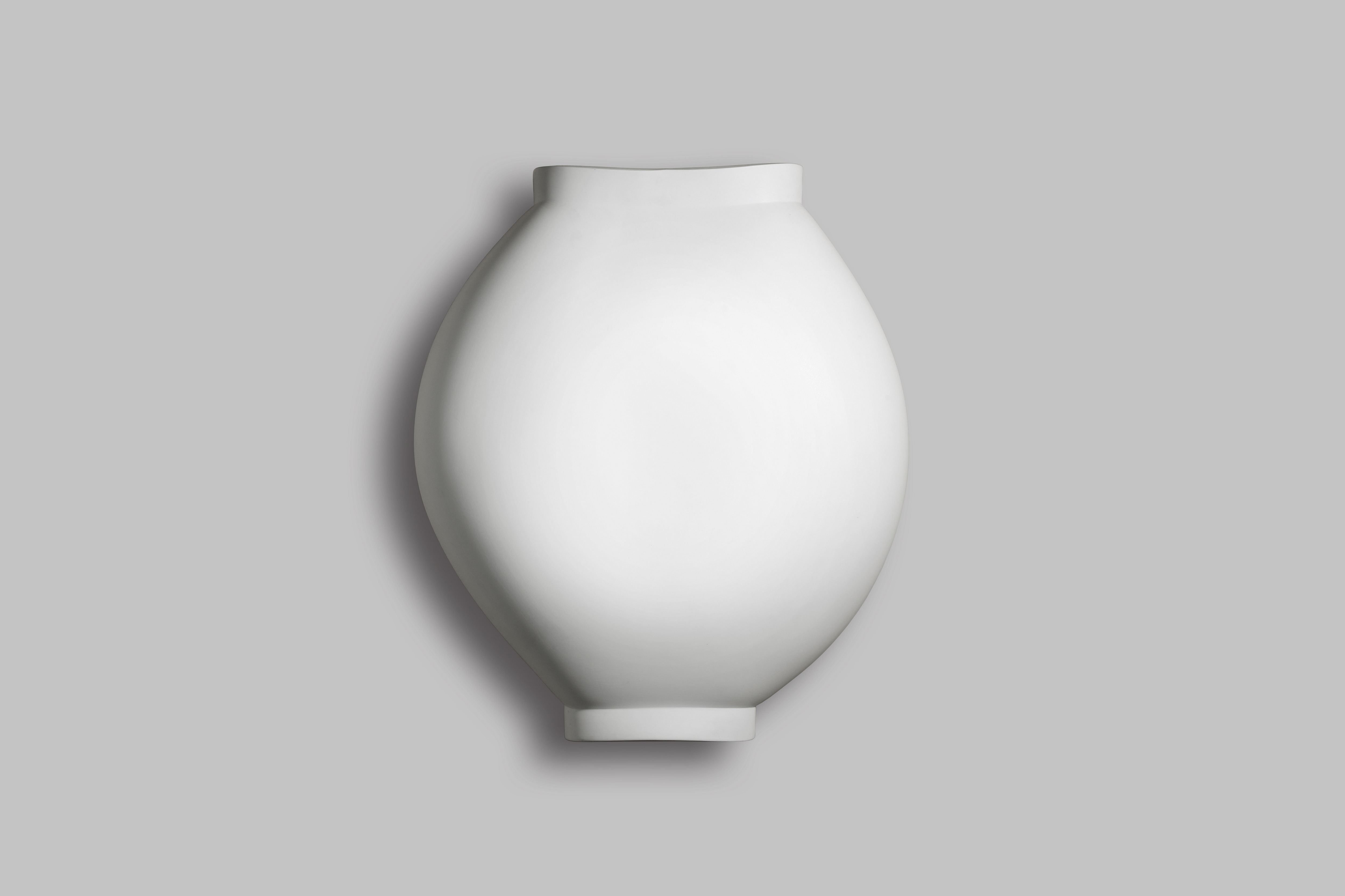 달항아리 · Ceramic · 50x60x10cm · 2019 · Ceramic · 강석영 · Kang Suk Young · © 2GIL29 GALLERY (이미지 제공 = 이길이구갤러리)