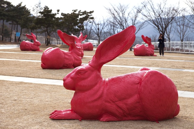 뒤러 토끼 · FRP · 155X95cm · 2014 · 오트마-회얼 · (이미지출처 = 대구미술관)