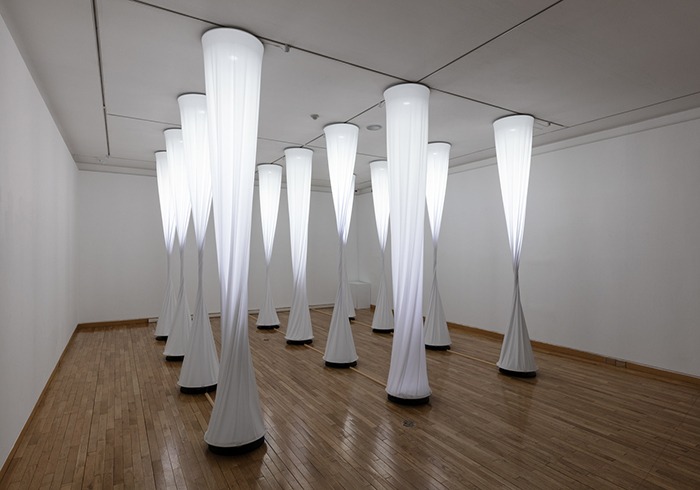 Meridian · 천, 모터, 혼합매체, 50X50X320(h)cm(12ea), 가변설치 · 2022 · 조해나 · (제공=금호미술관)