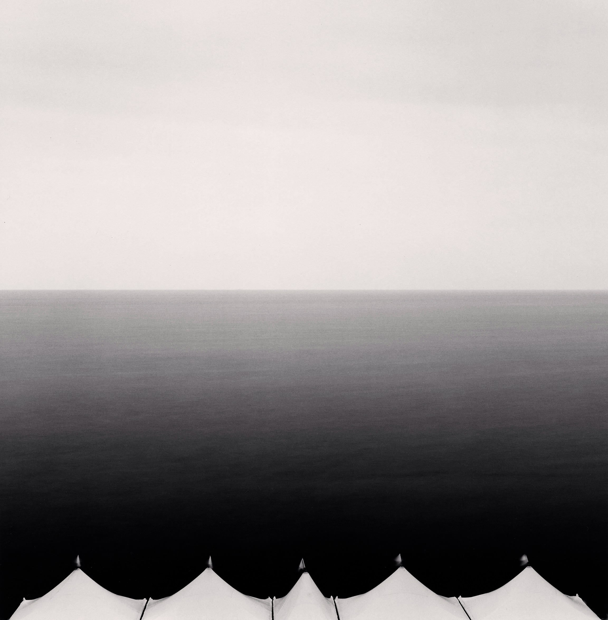Five Canopies, Granville, France. · 2007© Michael Kenna · Michael KENNA · (이미지제공 = 공근혜갤러리)