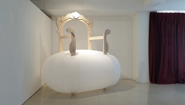 큰 덩어리 · 천, 자작합판, 송풍기 · 214X200X136cm · 2020 · 스튜디오 1750 · (이미지출처 = 대구미술관)