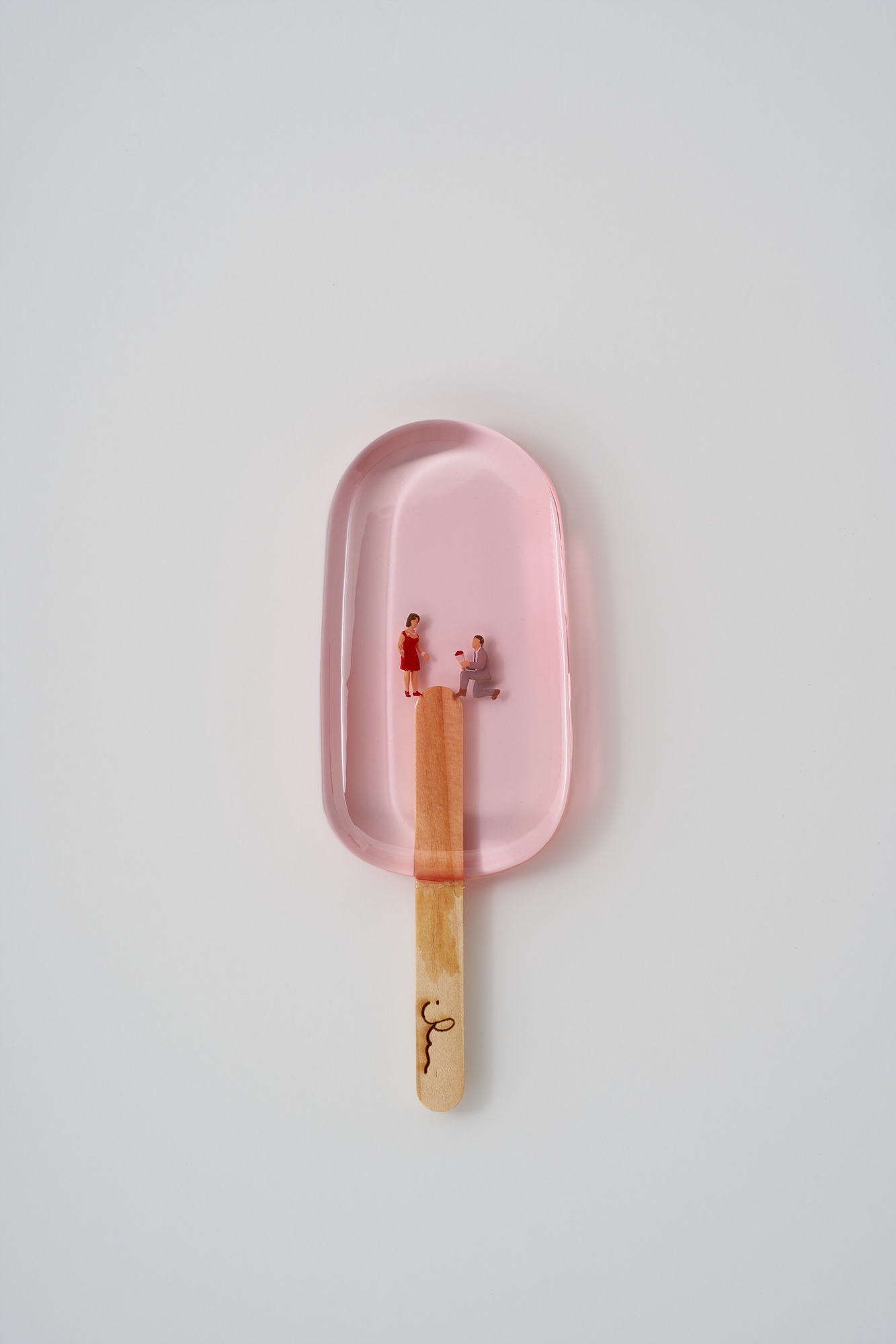 아이스크림 속 인생 · Colored ecopoxy resin, human miniature, wood · 6.5ⅹ17.5ⅹ2cm · 2022 · 이여름 · (이미지 제공 = 비트리갤러리)