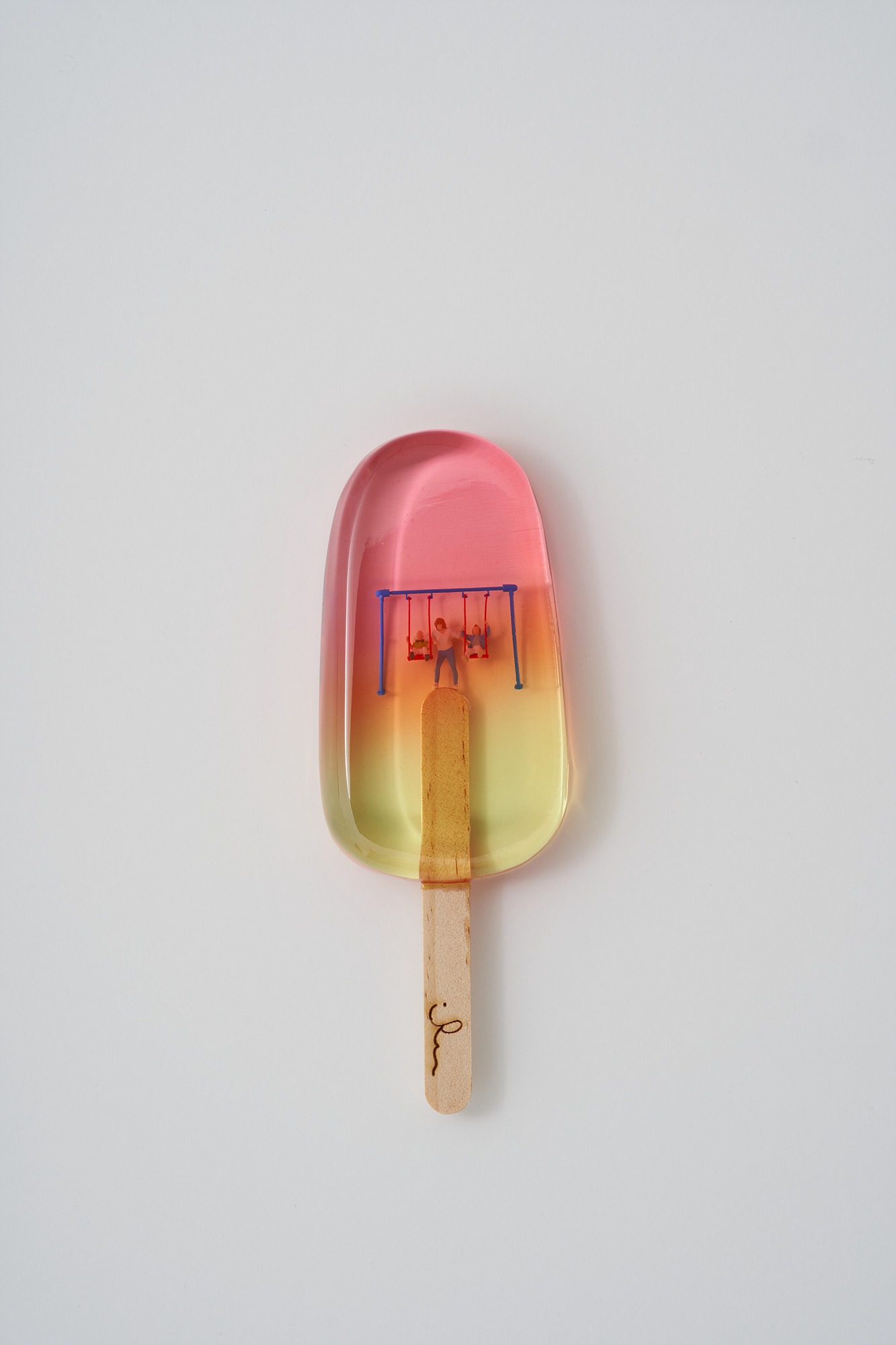 아이스크림 속 인생 · Colored ecopoxy resin, human miniature, wood · 6.5ⅹ17.5ⅹ2cm · 2022 · 이여름 · (이미지 제공 = 비트리갤러리)