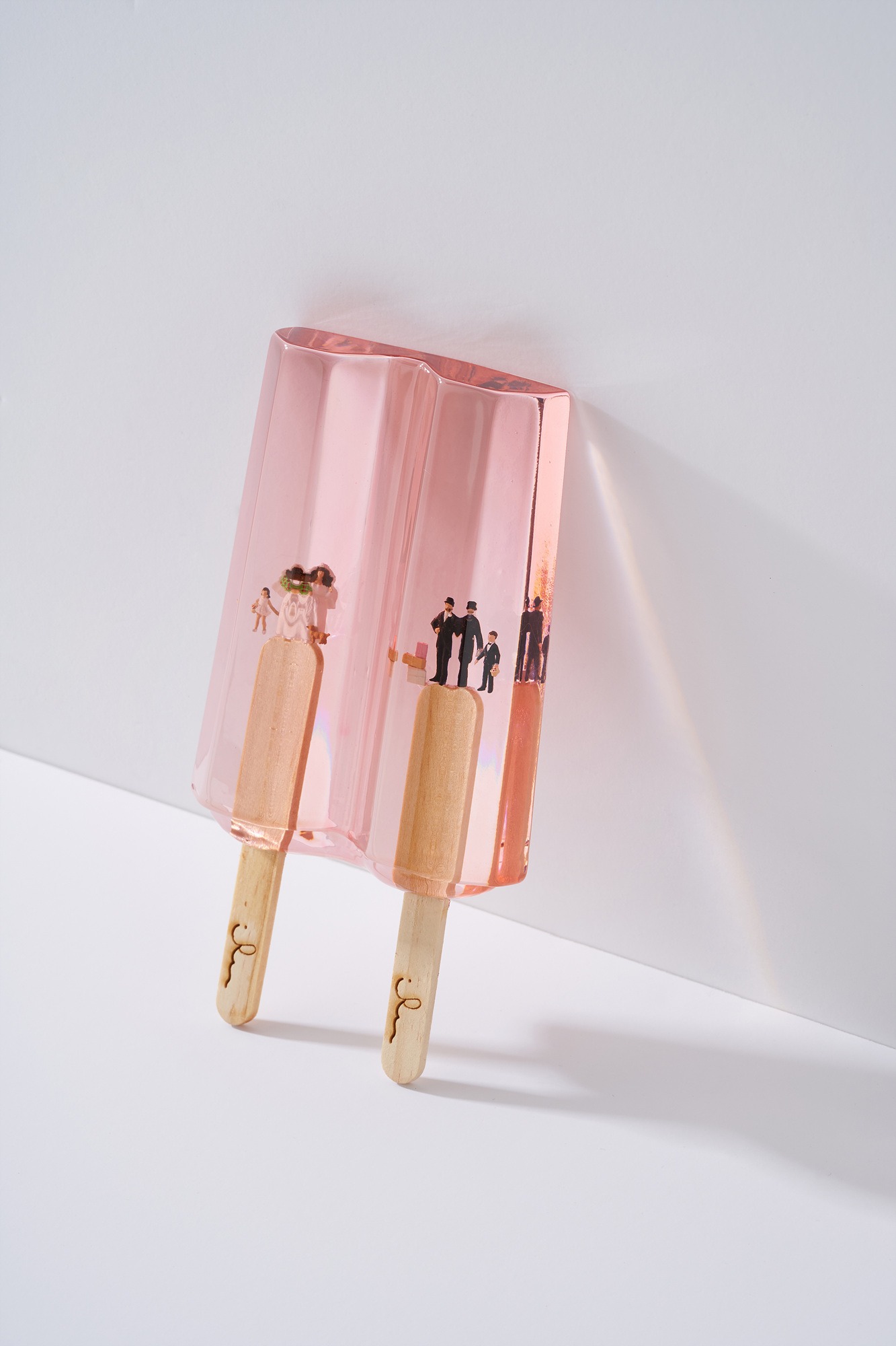 아이스크림 속 인생-sweet marriage · Colored ecopoxy resin, human miniature, wood · 9.5cm×18.5cm×3cm · 2022 · 이여름 · (이미지 제공 = 비트리갤러리)
