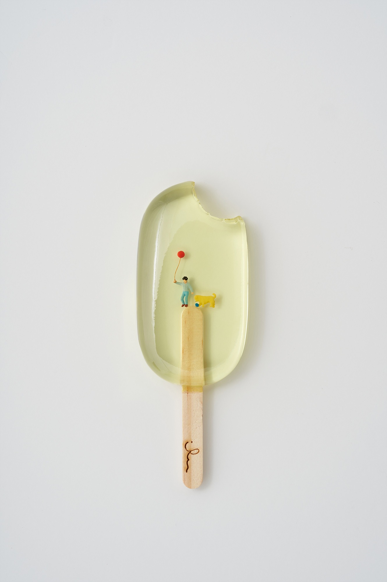 아이스크림 속 인생 · Colored ecopoxy resin, human miniature, wood · 6.5ⅹ17.5ⅹ2cm · 2022 · 이여름 · (이미지 제공 = 비트리갤러리)