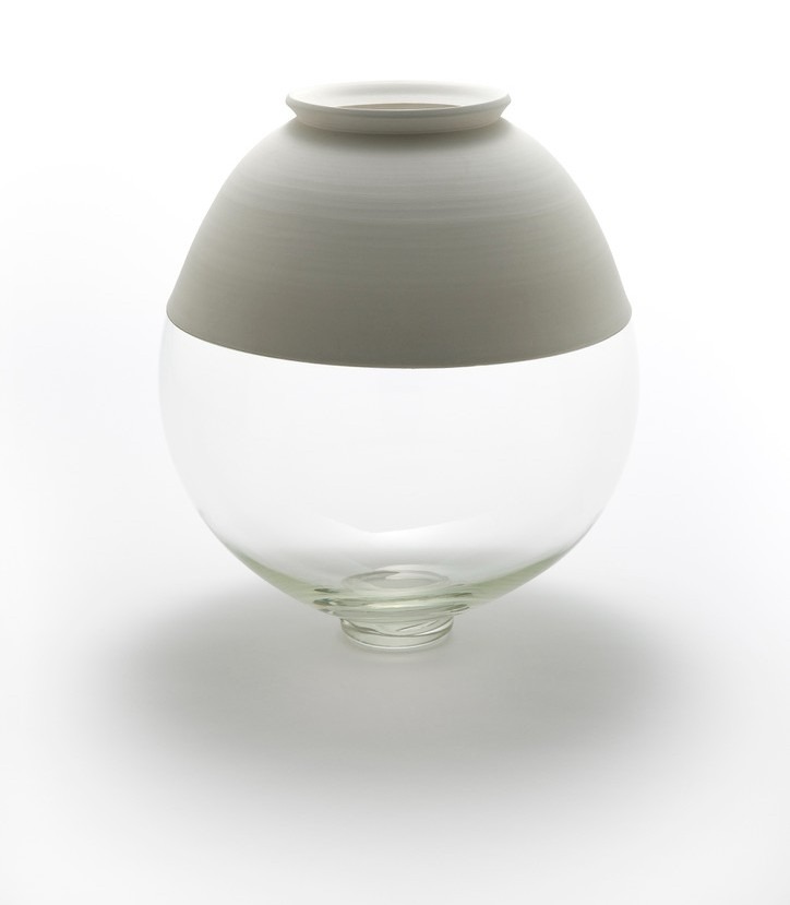 Balloon · White porcelain & Glass · 32x32x36cm · 강민성 · (이미지출처 = 코리아나 화장박물관)