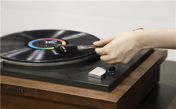 턴테이블(PIONEER PL-41) · 44×51×21cm · 1968 · 개인 소장 (이미지제공 = 신문박물관)