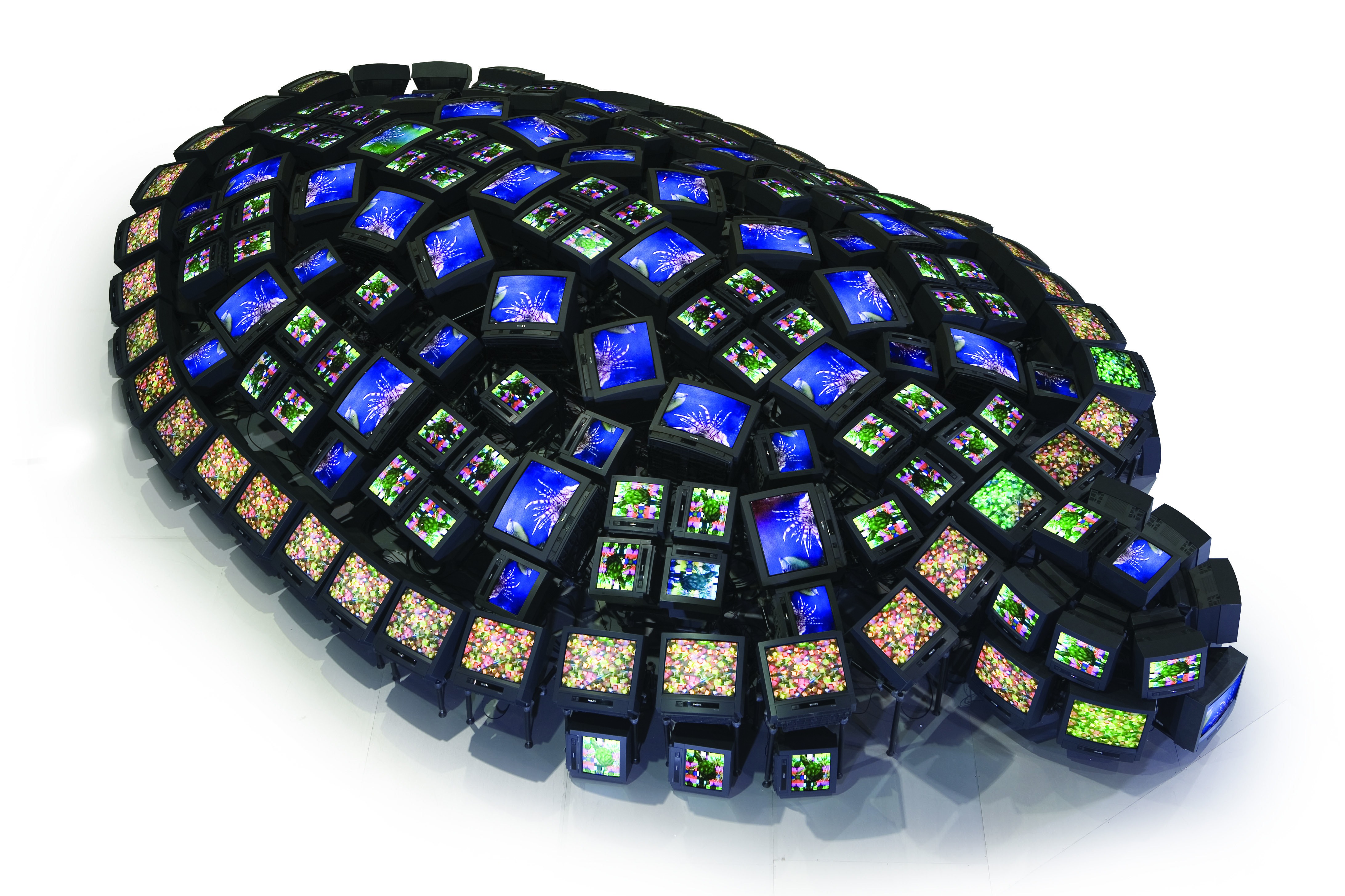 거북 · 모니터 166대, 재생장치 3대, 철제 구조물 · 150 x 600 x 1000 cm · 1993 · Turtle · 백남준 · (이미지 제공 = 울산시립미술관) · (Source = ULSAN ART MUSEUM)