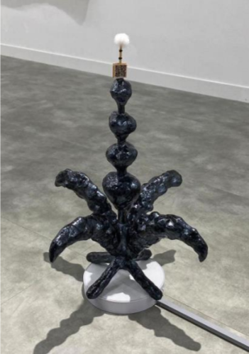 라플라시아 · 우레탄, 폴리머드, 레진, QR코드 · 50x50x60cm · 2021 · 최규연 · (이미지제공 = 대안공간루프)