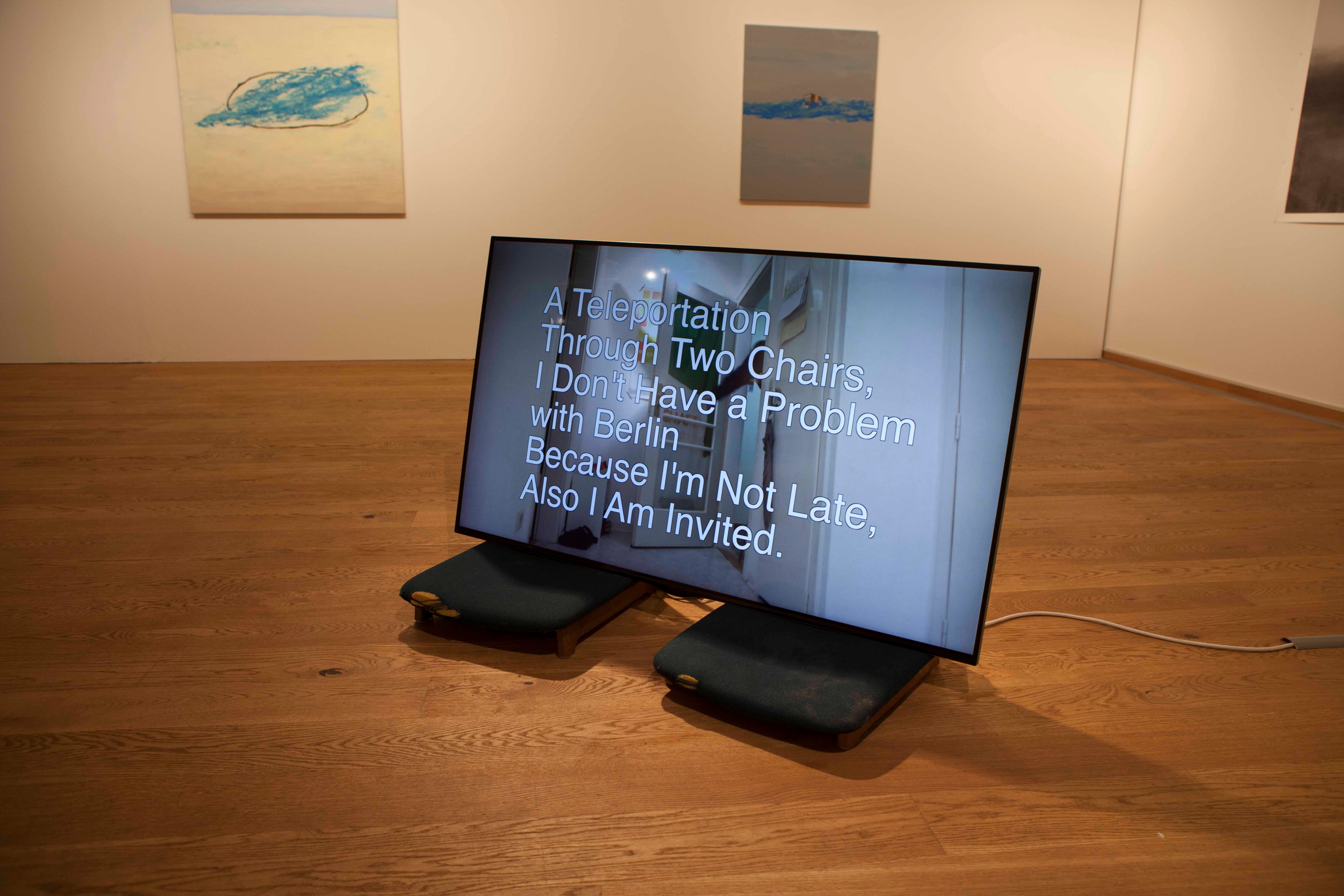 A Teleportation Through Two Chairs, I Don't Have a Problem with Berlin Because I'm Not Late Also I Am Invited · 비디오 설치 · 11’ 02'' · 2017 · 김방주 · (이미지제공 = 아트센터 화이트블럭)