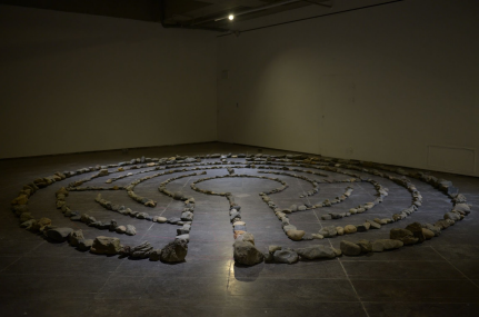 미궁 · 자연석 · 210x210cm · 2022 · 필립 바티카 · Philippe Battikha · (이미지제공 = 대안공간루프) · (Source = Alternative Space LOOP)