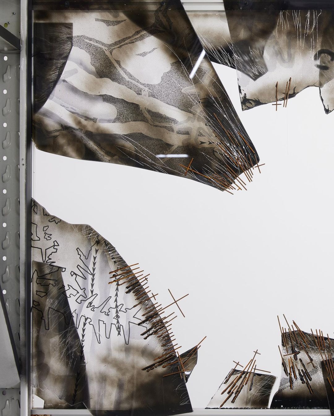 전시전경 · Exhibition view · 《두 컷 전망대》(설치 전경), 투명 아크릴 외 혼합매체, 180x190x90cm, 2022. (촬영: 김상태 / 출처: 뮤지엄헤드) · ????? ??????????? (installation view), mixed media, 180x190x90cm, 2022. (photo: Sangtae Kim/Source: Museum head)