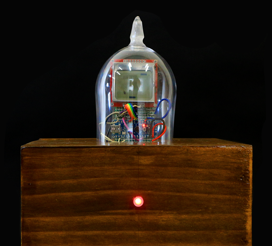 멸종한 생명체를 대하는 자세 : First Game · MCU board, Wood, Acrylic dome, Customized Software and Hardware · 20 x 20 x 25cm · 2020 · First Game · MCU board, Wood, Acrylic dome, Customized Software and Hardware · 원예찬 · Won Yechan · (이미지 출처 = 아트랩 범어) · (Source = Artlab Beomeo)