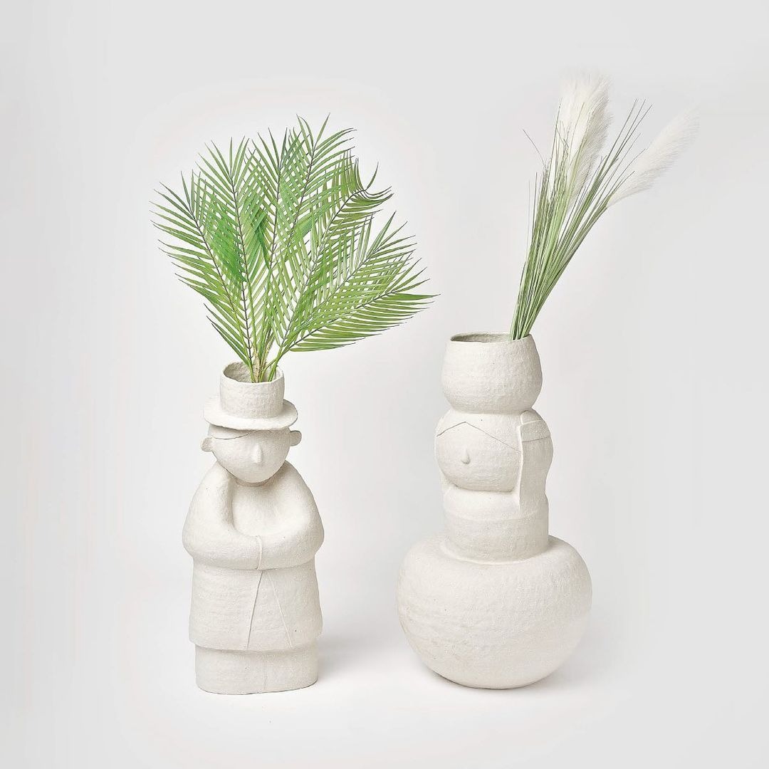 도움을 주는 사람 · 조합토 · 30×20×65cm(좌), 38×38×72cm(우) · 2022 · 양혜정 · Yang Hye-jung · (이미지 출처 = KCDF 갤러리) · (Source = KCDF Gallery)