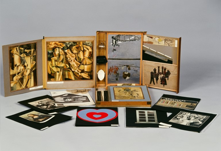 여행용 가방 · 미니어처 인쇄물, 여행용 가방 등 · 39.1 x 34.9 x 7.6cm · 1941 · 마르셀 뒤샹 · Marcel Duchamp · (이미지 제공 = 국립현대미술관) · (Source = MMCA)