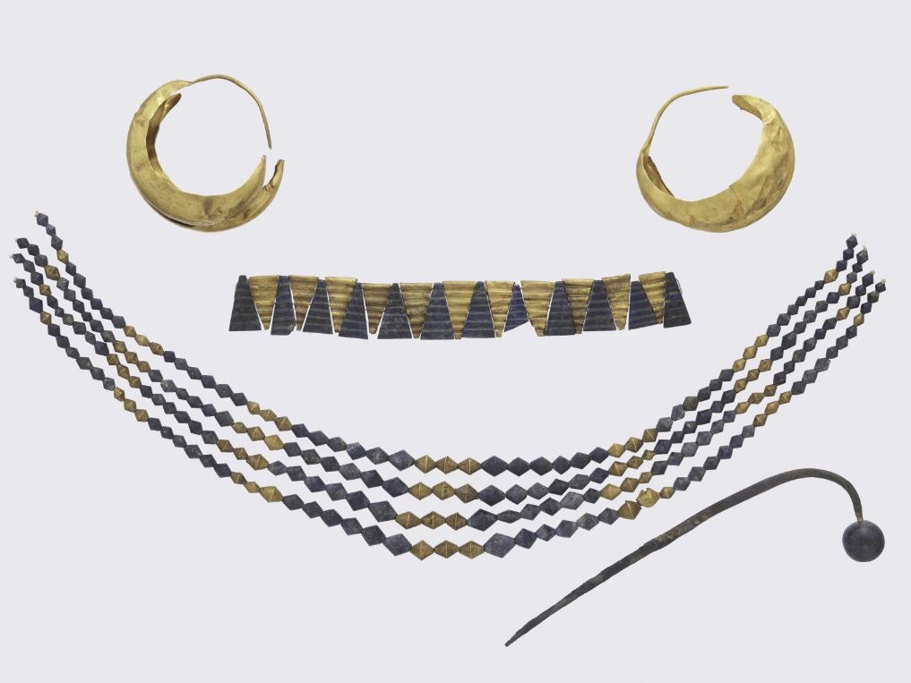 금귀걸이, 초커와 목걸이 구슬, 은핀 · (이미지 출처 = 국립중앙박물관) · (Source = National Museum of Korea)