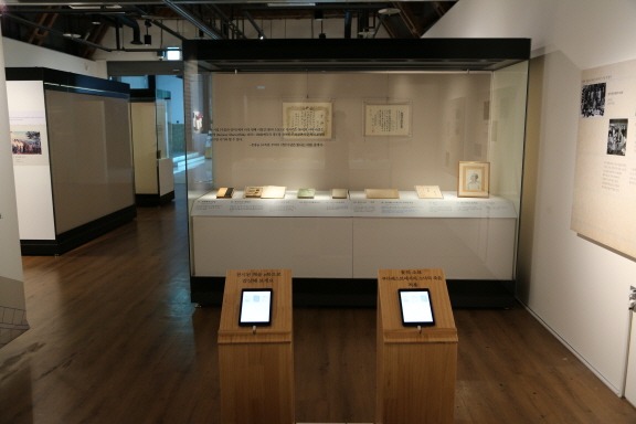 전시전경 · Exhibition view · (이미지 출처 = 통영시립박물관) · (Source = Tongyeong City Museum)