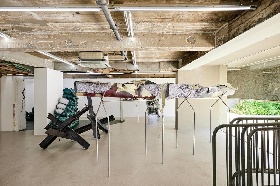 전시전경 · Exhibition view · 《점쟁이 문어 말이》(설치 전경), 혼합매체, 360x160x70cm, 2022. (촬영: 김상태 / 출처: 뮤지엄헤드) · ??????? ??????? ???? (installation view), mixed media, 360x160x70cm, 2022. (photo: Sangtae Kim/Source: Museum head)