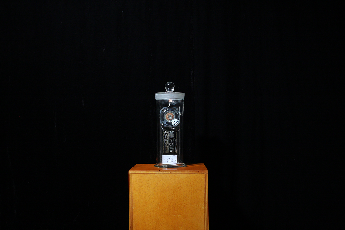 멸종한 생명체를 대하는 자세 : Speech (#1~#16) · Specimenjar, Non-Electrolyteliquid, Speaker, MCU board, Customized Software and Hardware, Sound-play · 13 x 13 x 27cm · 2022 · Speech (#1~#16) · Specimenjar, Non-Electrolyteliquid, Speaker, MCU board, Customized Software and Hardware, Sound-play · 원예찬 · Won Yechan · (이미지 출처 = 아트랩 범어) · (Source = Artlab Beomeo)