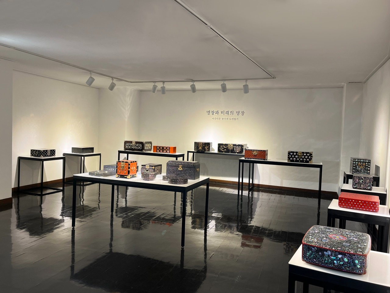전시전경 · Exhibition view · (이미지출처 = 통인화랑) · (Source = Tong-In Gallery)