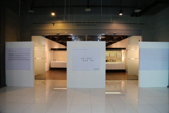 전시전경 · Exhibition view · (이미지 출처 = 통영시립박물관) · (Source = Tongyeong City Museum)