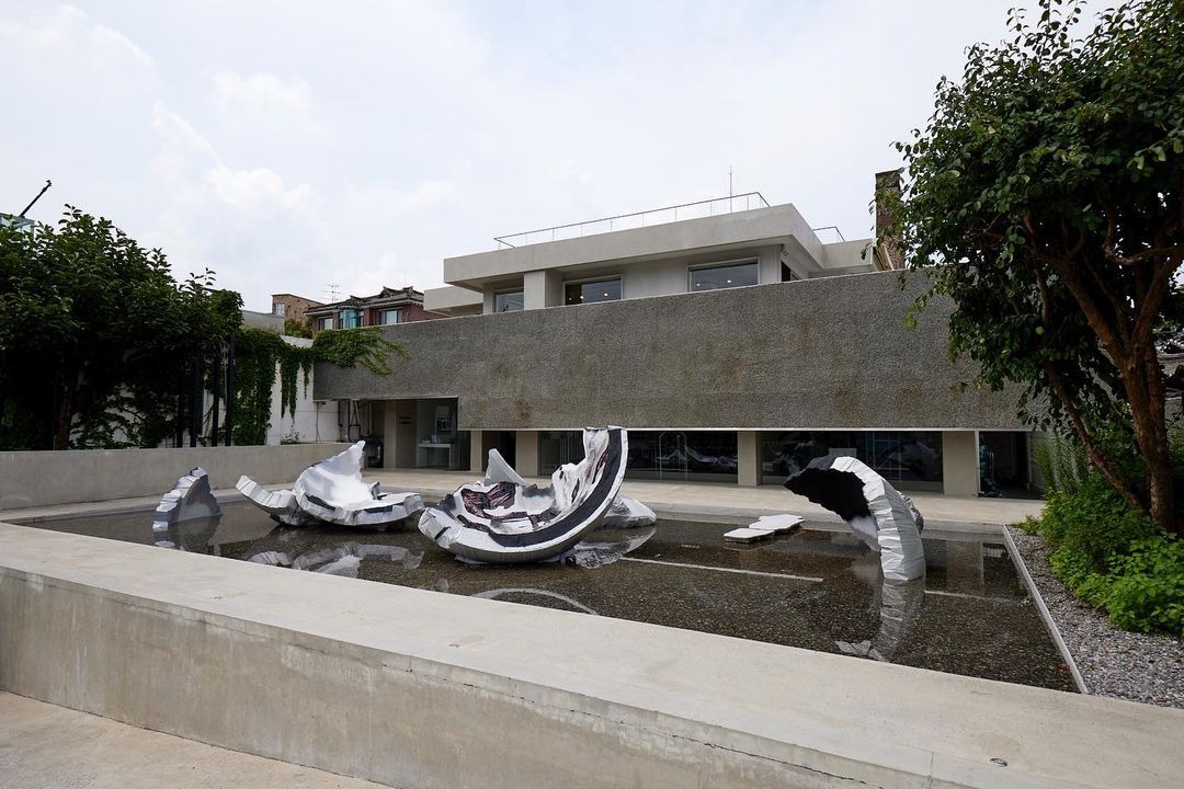 전시전경 · Exhibition view · 《Fortune earth》(설치 전경), 스티로폼 외 혼합매체, 가변크기, 2022. (촬영: 김상태 / 출처: 뮤지엄헤드) · Fortune earth (installation view), styrofoam and mixed media, Variable size, 2022. (photo: Sangtae Kim/Source: Museum head)