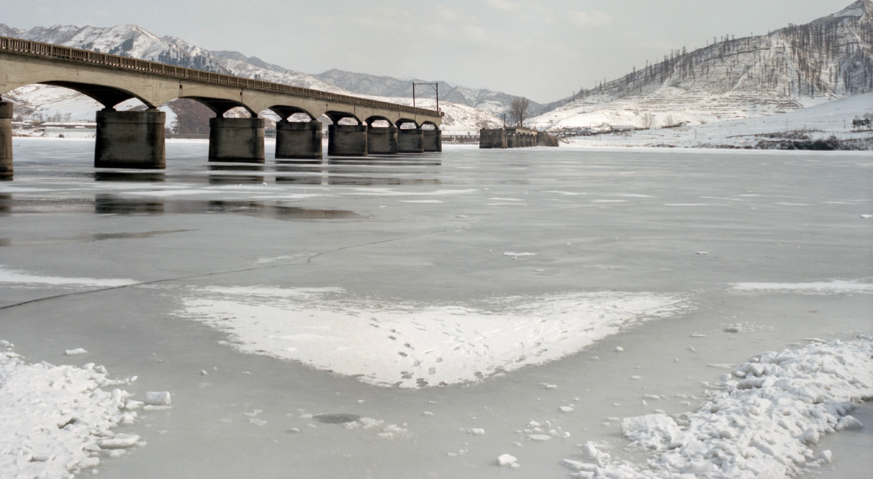 Broken bridge on the Yalu River bordering China and North Korea(360km to Seoul) · digital print · 2017 · 팀 프랑코 · Tim Franco · (이미지 제공 = 더레퍼런스) · (Source = the reference)