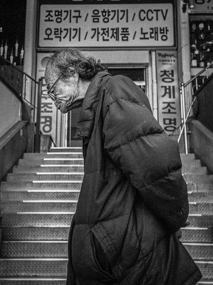 Eulji-ro 2021 · Archibal pigment print · 40×30 inch · 2021 · 신용주 · Shin Yongju · (이미지제공 = 갤러리 라온) · (Source = galleryraon)
