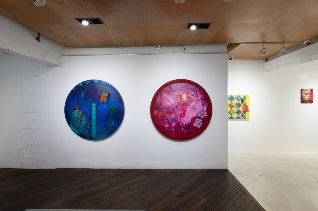 전시전경 · Exhibition view · (출처 = UM갤러리) · (Source= UM Gallery)