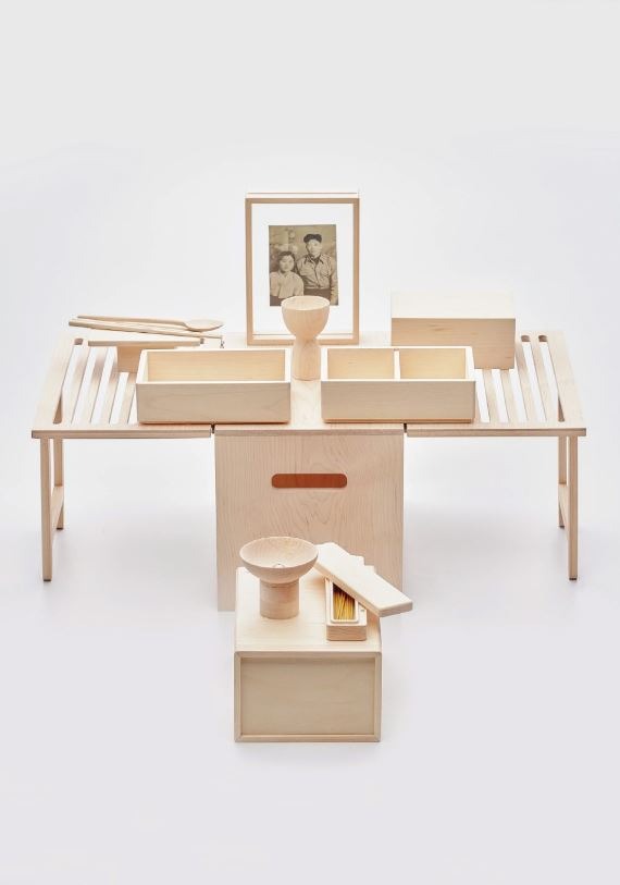 휴대용 제사 키트 · 체리목 · [閉]34×20×21cm [開]60×34×21cm · 2022 · 이상민 · Lee Sang-min · (이미지 출처 = KCDF 갤러리) · (Source = KCDF Gallery)