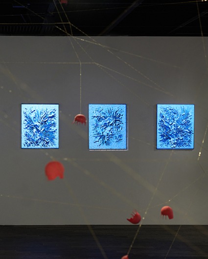 전시전경 · Exhibition view · (출처 = 포스코미술관) · (Source = Posco Art Museum)