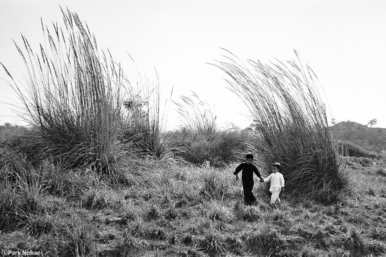 아이들은 놀라워라 · Dohak Baba Fakheer village, Punjab, Pakistan, 2011 · Children art amazing · 박노해 · ParkNohae · ⓒParkNohae (이미지 제공 = 라 카페 갤러리) · ⓒParkNohae (Source = Ra Cafe Gallery)