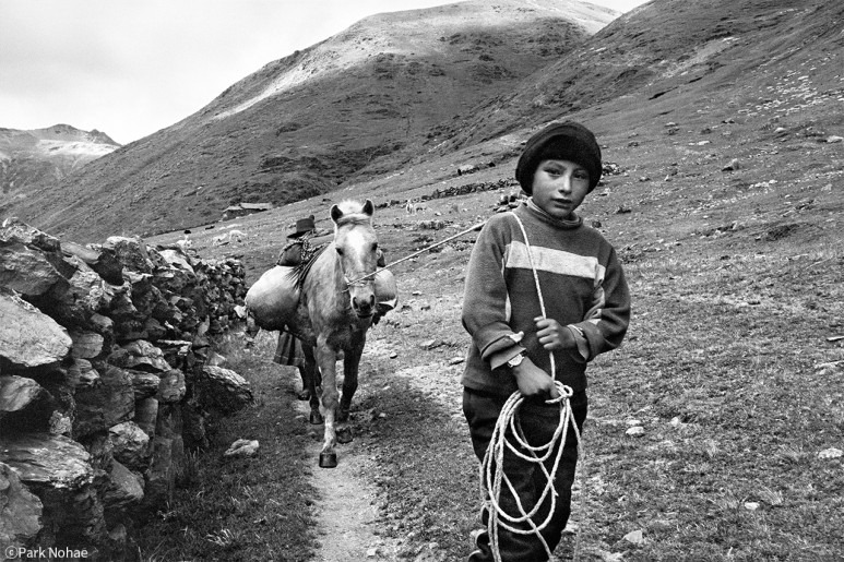 길 떠나는 소년 · On the way to Ancasi, Cusco, Peru, 2010 · 박노해 · ParkNohae · ⓒParkNohae (이미지 제공 = 라 카페 갤러리) · ⓒParkNohae (Source = Ra Cafe Gallery)
