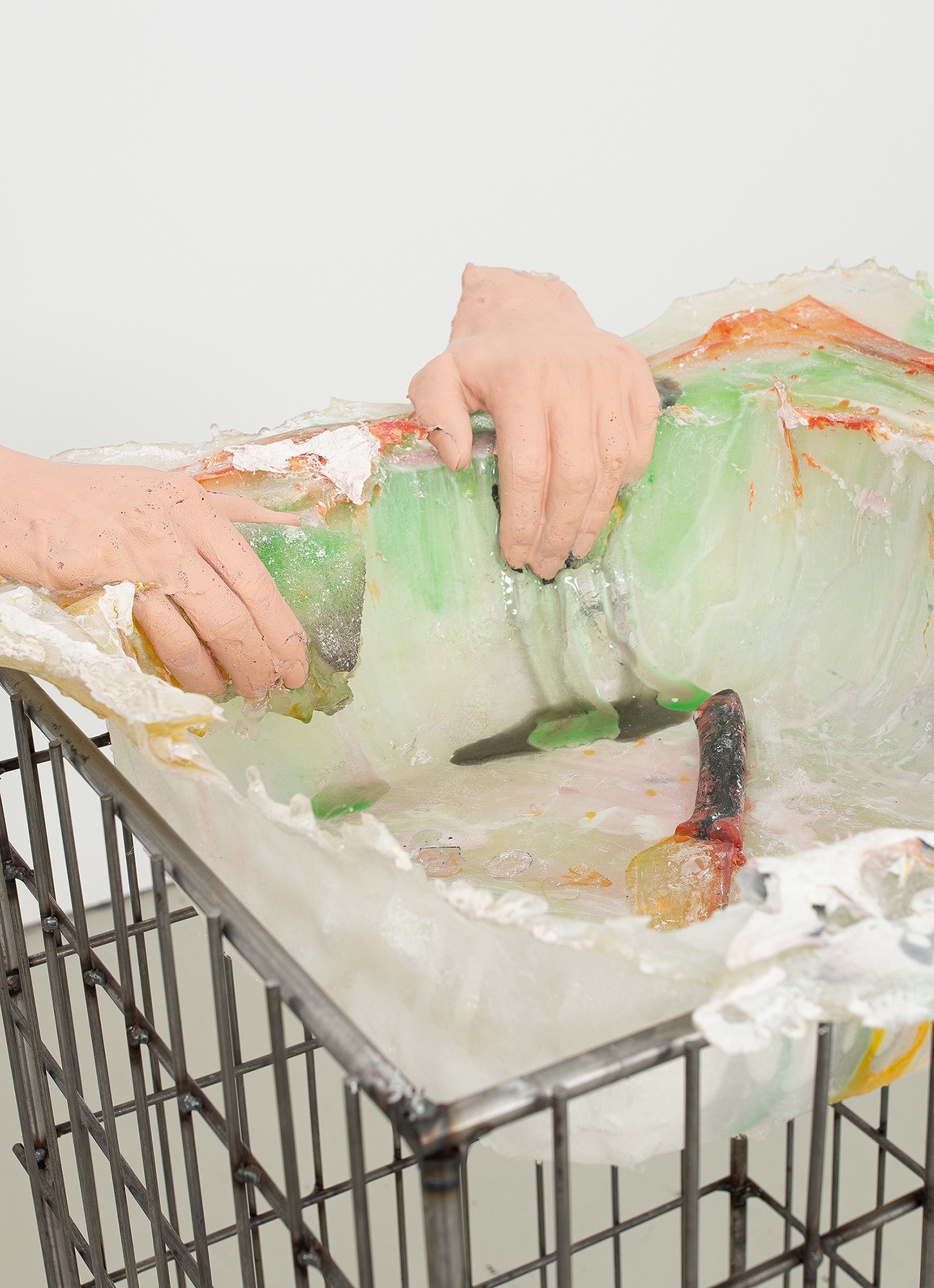 playing alone · Sculpture - Epoxy resin, steel, acrylic paint · 85 x 56 x 56 cm · 2022 · playing alone · Sculpture - Epoxy resin, steel, acrylic paint · Rebecca Ackroyd · Rebecca Ackroyd · (이미지 출처 = 페레스프로젝트 서울) · (source = peresprojects)