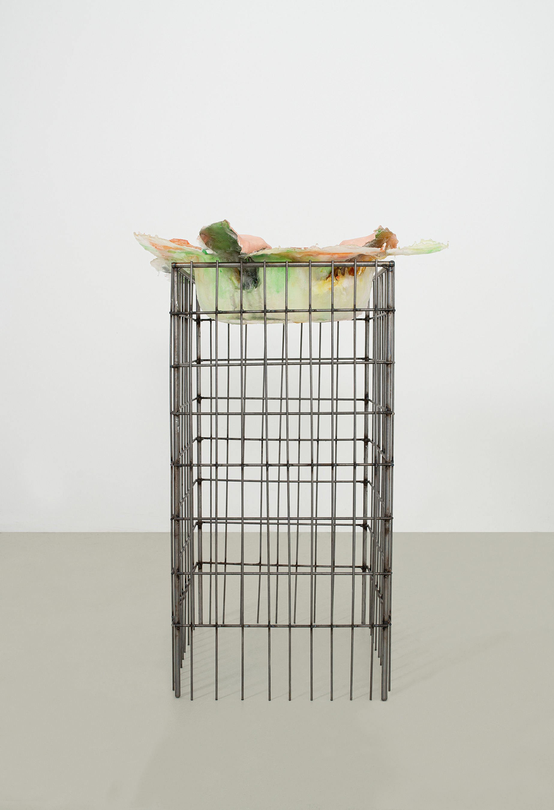 playing alone · Sculpture - Epoxy resin, steel, acrylic paint · 85 x 56 x 56 cm · 2022 · playing alone · Sculpture - Epoxy resin, steel, acrylic paint · Rebecca Ackroyd · Rebecca Ackroyd · (이미지 출처 = 페레스프로젝트 서울) · (source = peresprojects)