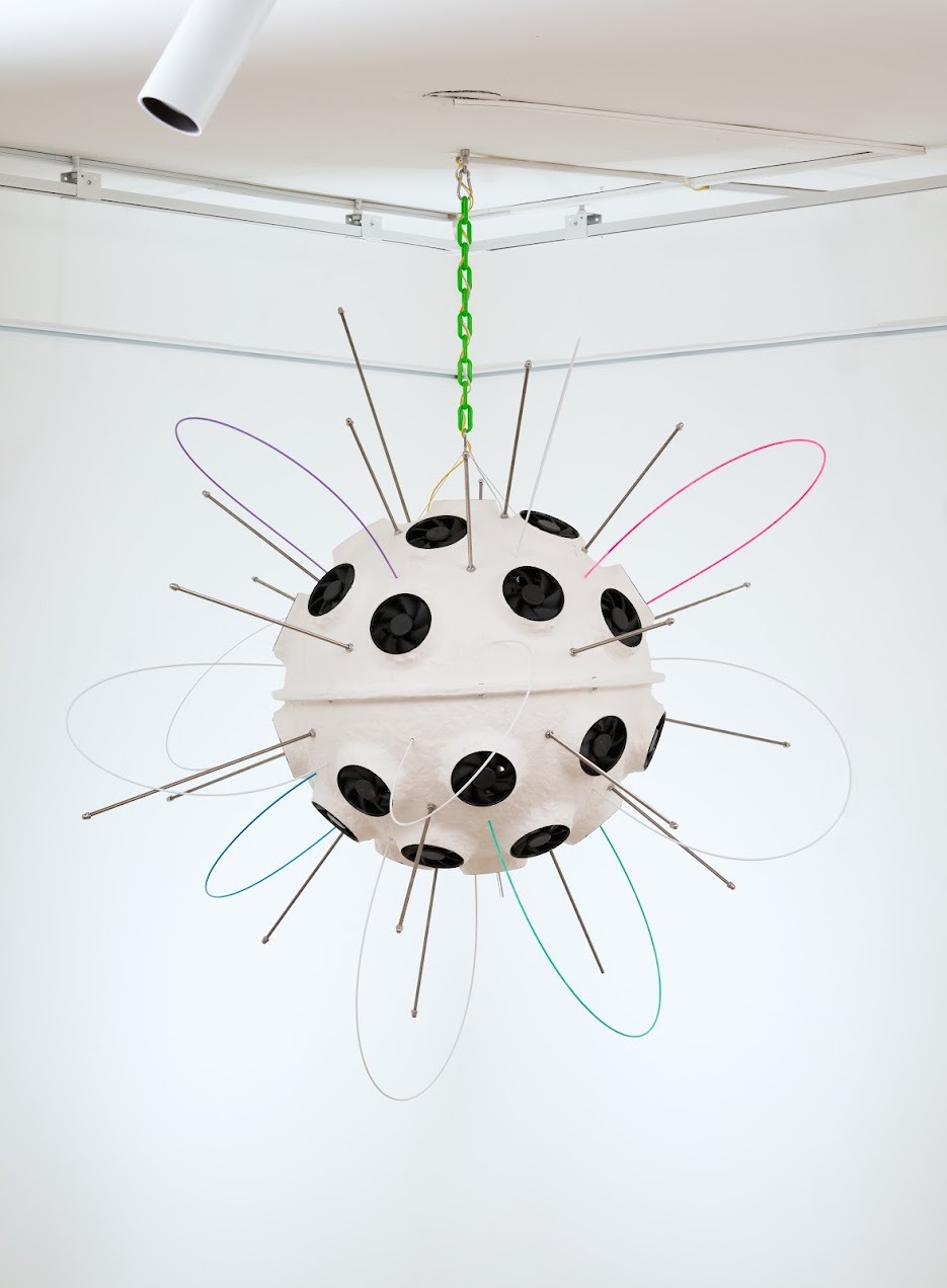 실험체 1-A : 불완전한 조각 · Modeling clay, Fan, Acrylic sphere, Plastic stick, Screw, Mixed media · 80 × 80 × 80cm · 2022 · Modeling clay, Fan, Acrylic sphere, Plastic stick, Screw, Mixed media · 이지훈 · Lee Jihoon · (이미지 제공 = 스펙트럼 갤러리) · (Source = Spectrum Gallery)
