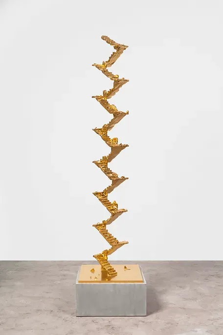 Unit 20220920 · Bronze, 24K gold leaf · 192 x 50 x 50cm · 2022 · Unit 20220920 · Bronze, 24K gold leaf · 차이 레이 · Cai Lei · (이미지 출처 = 탕 컨템포러리 아트) · (Source = Tang Contemporary Art)