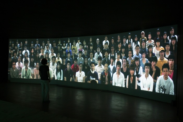 관객의 방백 · 32인치 모니터, 4분 (본 설치작품 3채널, 18분) · 2008 · 뮌 · (이미지 출처 = 김달진미술자료박물관) · (Source = Daljin Museum)