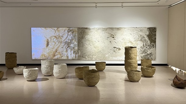 전시전경 · Exhibition view · (이미지 출처 = 원주한지테마파크) · (Source = WONJU HANJI THEME PARK)
