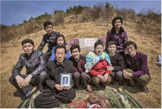 이토 다카시  고(故)  곽금녀(1924~2007) 묘소를 찾은 가족들 (2017년) · (이미지 출처 = 류가헌)