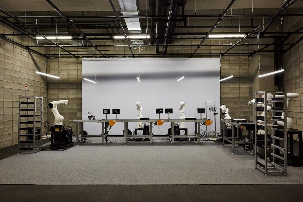 The Factory · Robotic arm, conveyor, drawing machine, PC, display, AL frames 출처: 팀보이드 · 2021 · The Factory · Robotic arm, conveyor, drawing machine, PC, display, AL frames · 팀보이드 · teamVOID · (이미지 제공 = 원앤제이 갤러리) · (Source = teamVOID. ONE AND J. GALLERY)