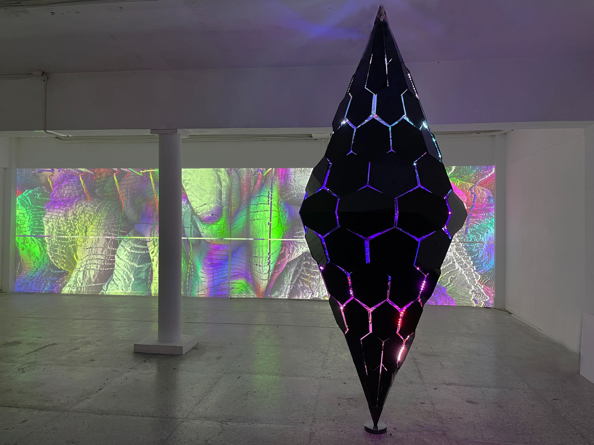 이모르텔 · AI 컨트롤(모터, 조명), 플라스틱(PC), 알루미늄 프레임, 모터, LED 장치 · 290×120(dia.)cm · 2022 · Immortel · 정승 · Jung Seung · ©2022. Jung Seung · ©2022. Jung Seung
