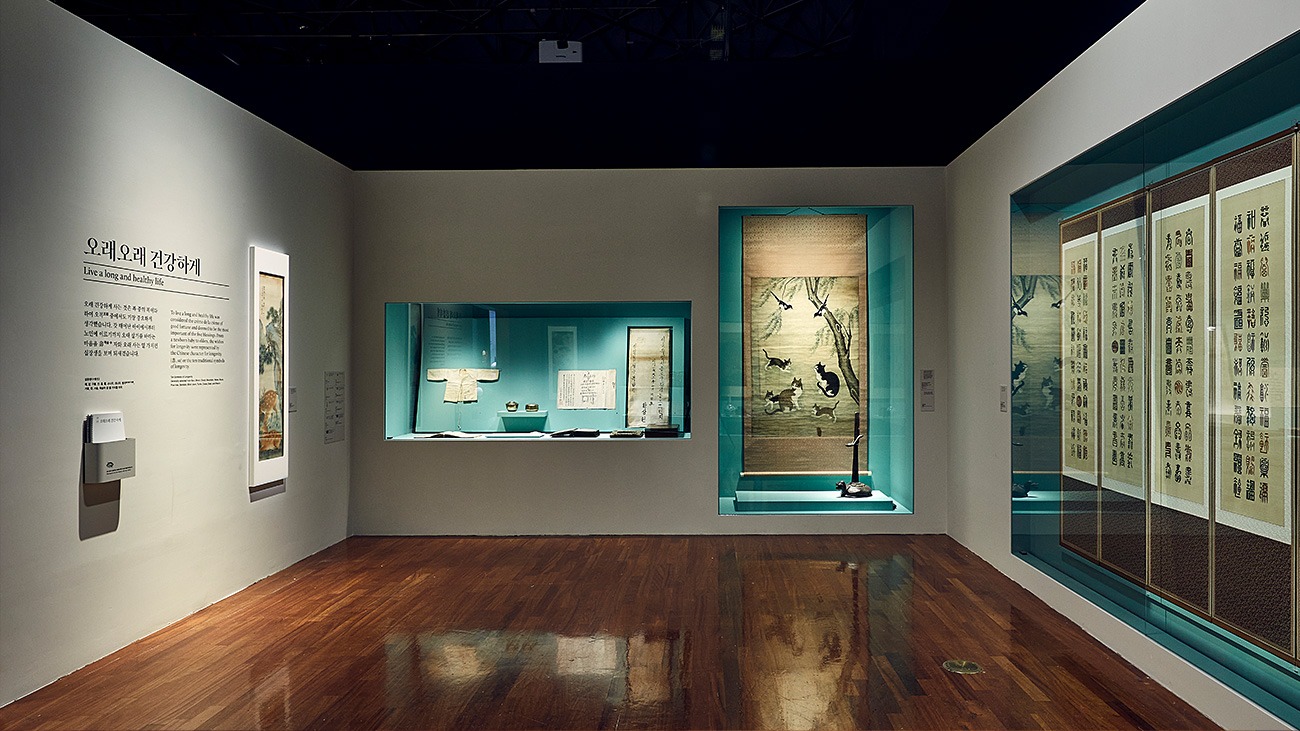 전시전경 · Exhibition view · (이미지 출처 = 국립민속박물관) · (Source = National Folk Museum of Korea)