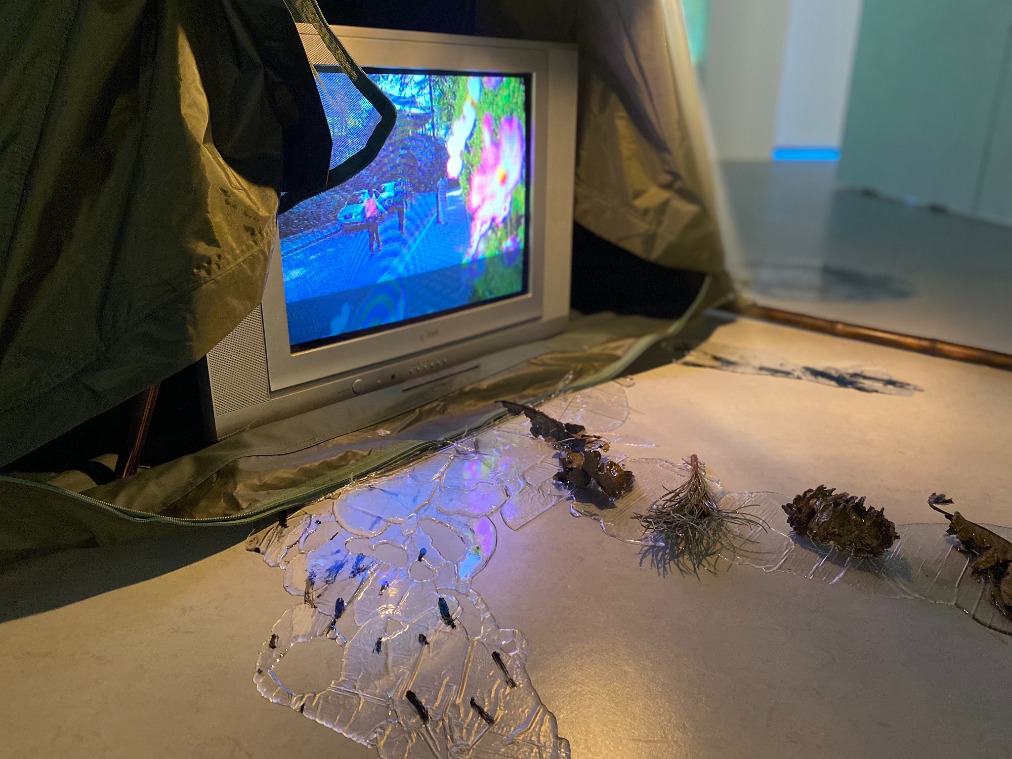 너비-깊이-높이 · 프로젝션 맵핑, 단채널 비디오, 컬러, 사운드, 4분 36초, 군용 텐트, 레진 · 가변크기 · 2022 · 이뿌리 · Lee ppuli · (이미지제공 = 이강하 미술관) · (Source = LEE KANG HA - ART MUSEUM)