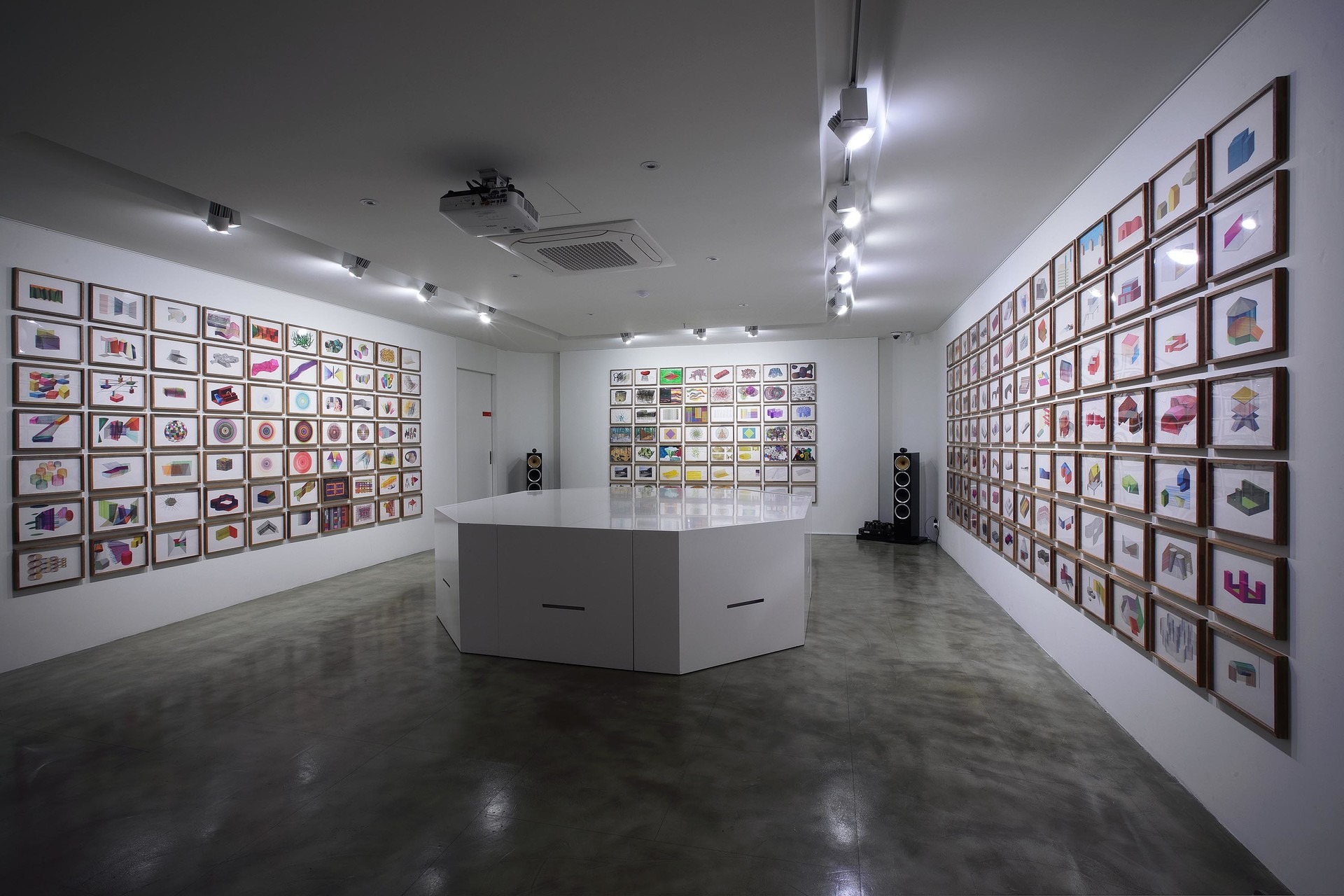 전시전경 · Exhibition view · (출처 = 호리아트스페이스) · (Source = Hori artspace)